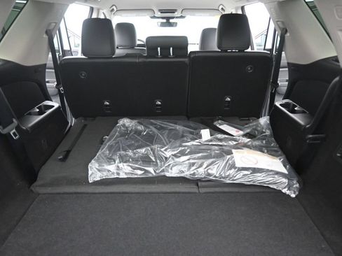Used 2025 Nissan Pathfinder SL w/ Black Appearance Package AWD/4WD image 18