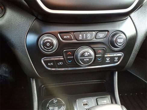 Used 2019 Jeep Cherokee Latitude Plus w/ Comfort/Convenience Group image 19