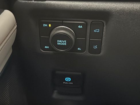 Used 2025 Ford Expedition Active AWD/4WD image 34