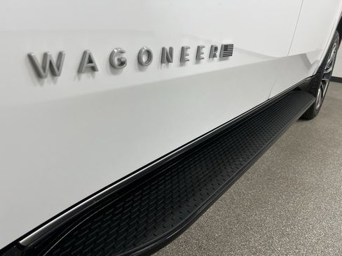 Used 2024 Jeep Wagoneer L Series II w/ Premium Group I image 16