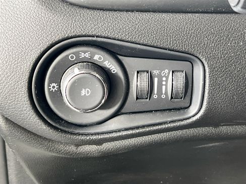 Used 2022 Jeep Renegade Latitude w/ Sun/Sound Group AWD/4WD image 10
