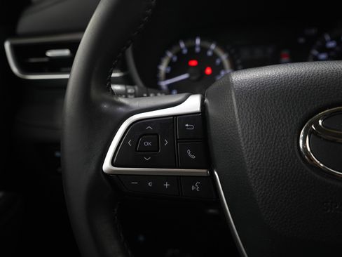 Used 2023 Toyota Highlander LE FWD image 24