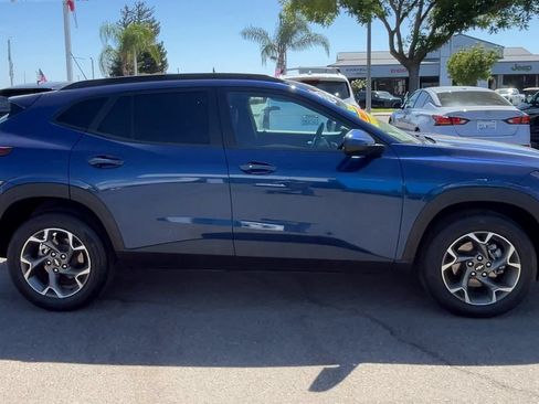 Used 2024 Chevrolet Trax LT w/ LT Convenience Package FWD image 8