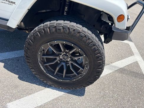 Used 2018 Jeep Wrangler Unlimited Sahara AWD/4WD image 10