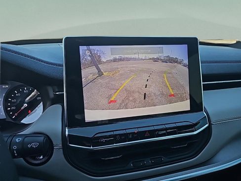 Used 2025 Jeep Compass Limited image 24