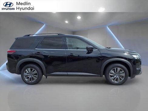 Used 2024 Nissan Pathfinder SV image 2