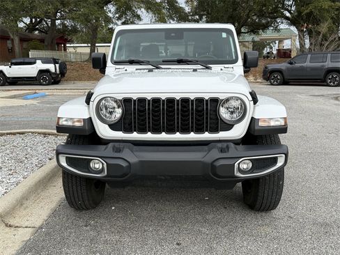 Used 2024 Jeep Gladiator Sport image 10
