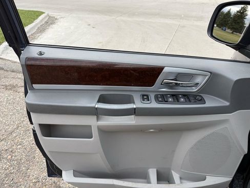 Used 2009 Chrysler Town & Country Touring FWD image 11