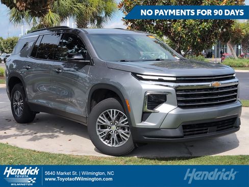 Used 2025 Chevrolet Traverse LT AWD/4WD image 1