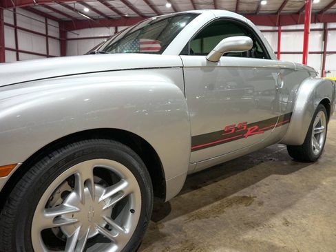 Used 2004 Chevrolet SSR w/ Preferred Equipment Group RWD image 26