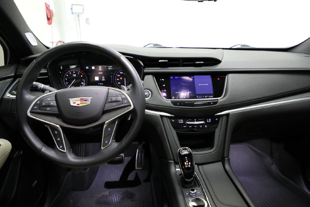 Used 2025 Cadillac XT5 Sportv w/ LPO, Red Accent Package AWD/4WD image 2