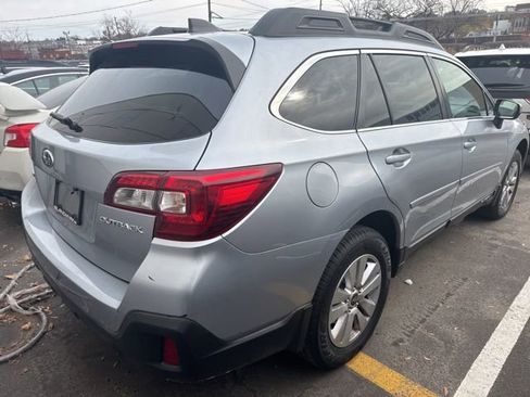 Used 2018 Subaru Outback 2.5i Premium image 11
