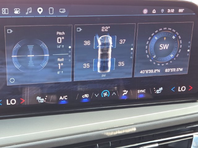 Used 2025 Chevrolet Traverse LT w/ LPO, Floor Liner Package FWD image 33