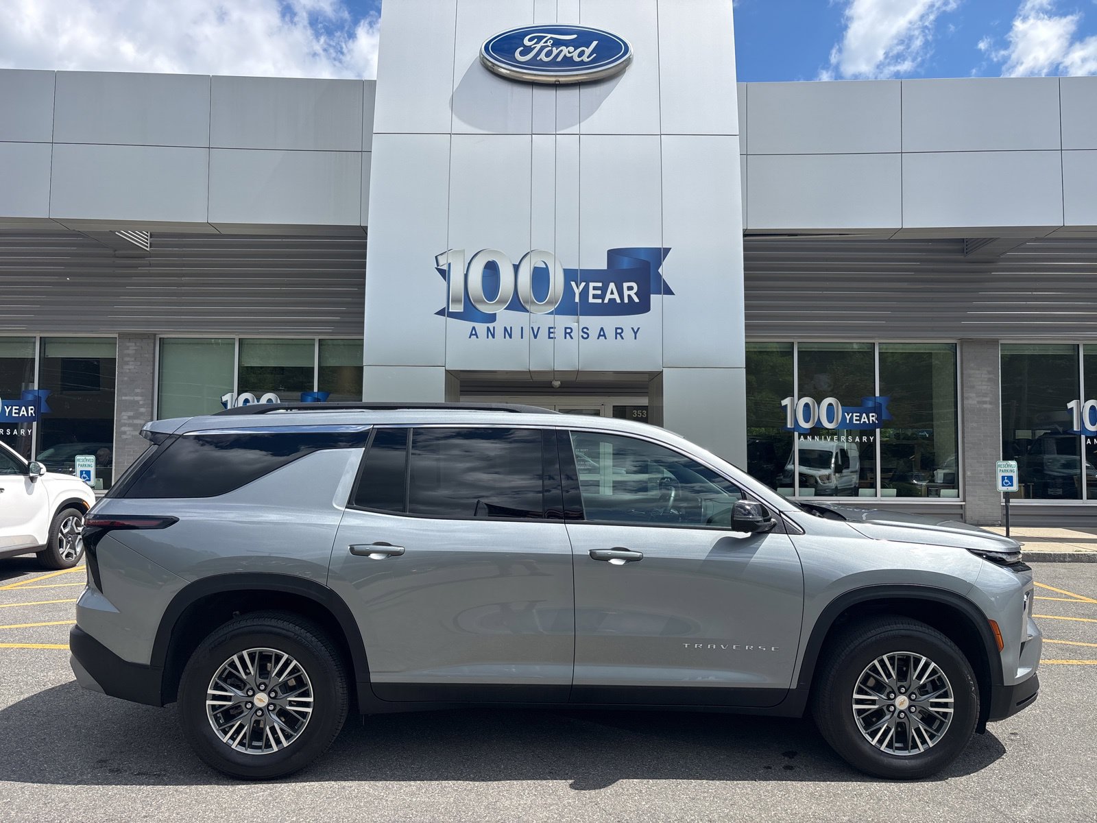 Used 2024 Chevrolet Traverse LT AWD/4WD image 2