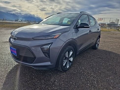 Used 2022 Chevrolet Bolt EUV LT w/ Convenience Package image 3