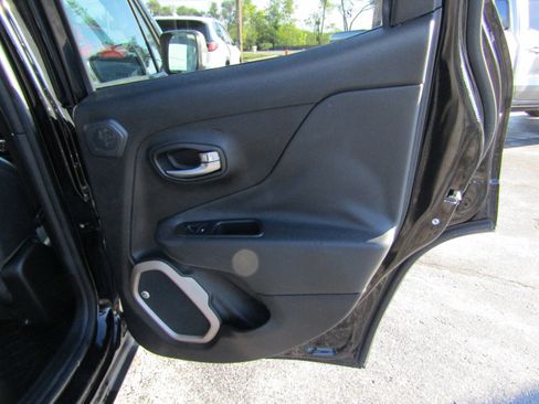 Used 2016 Jeep Renegade Limited w/ Safety & Security Group image 17