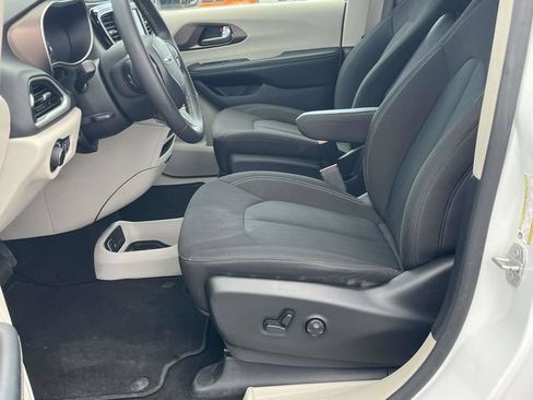 Used 2023 Chrysler Voyager LX FWD image 13