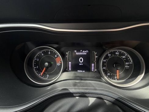 Used 2019 Jeep Cherokee Latitude Plus w/ Cold Weather Group AWD/4WD image 13