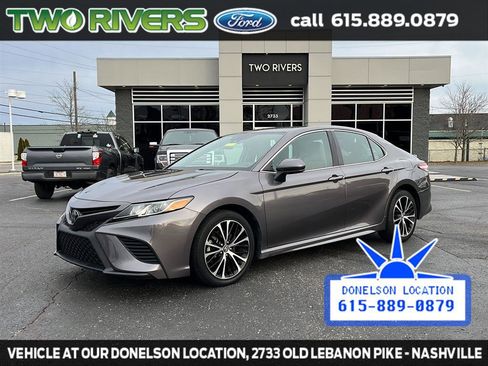 Used 2020 Toyota Camry SE image 1