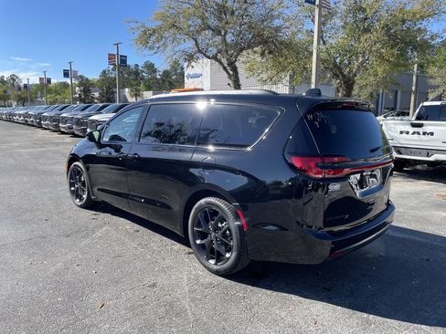 New 2026 Chrysler Pacifica Select image 5