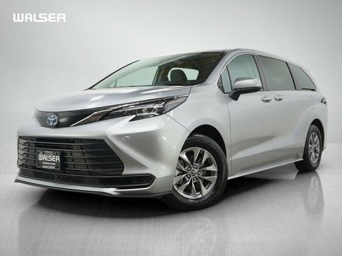 Used 2024 Toyota Sienna LE image 1