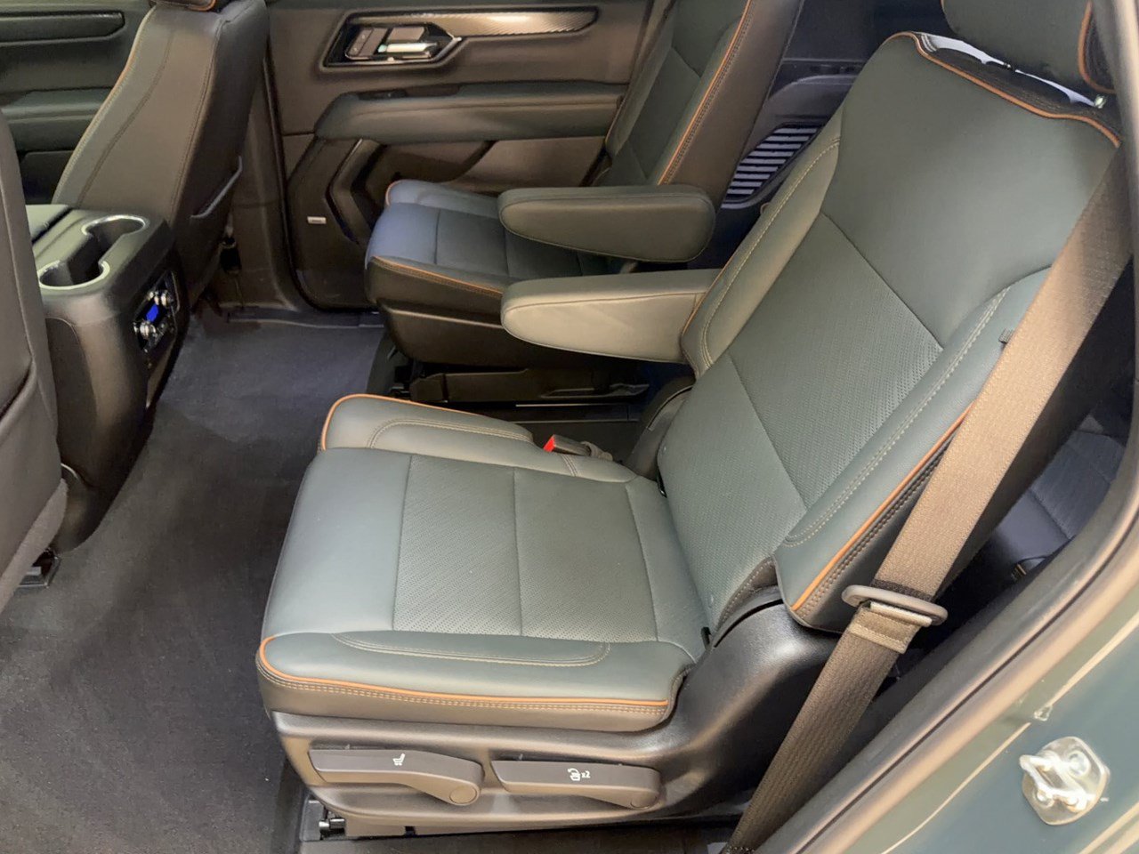 Used 2025 GMC Yukon AT4 w/ AT4 Premium Package AWD/4WD image 25