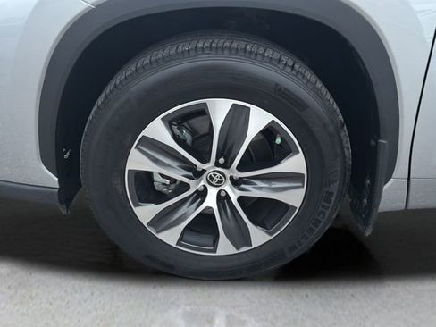 Used 2023 Toyota Highlander XLE AWD/4WD image 27