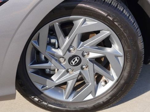 Used 2024 Hyundai Elantra Blue FWD image 11
