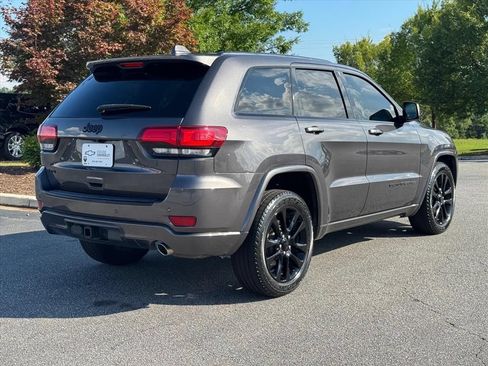 Used 2017 Jeep Grand Cherokee Altitude AWD/4WD image 3