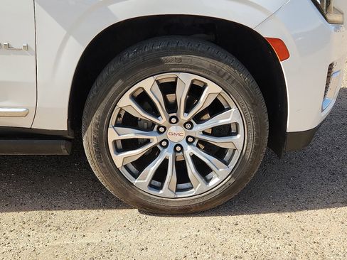 Used 2021 GMC Yukon XL Denali w/ Denali Premium Package image 7