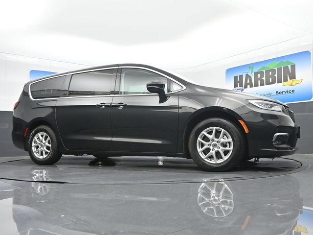 Used 2024 Chrysler Pacifica Touring-L FWD image 22