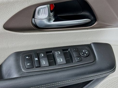 Used 2023 Chrysler Voyager LX FWD image 18