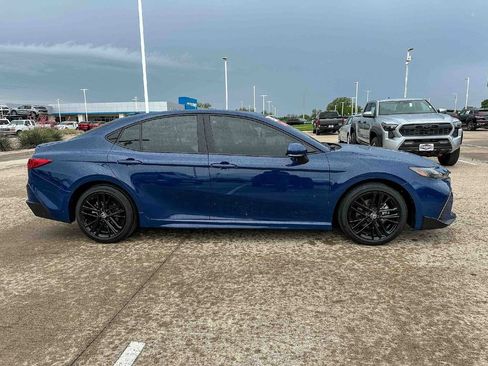 Used 2025 Toyota Camry SE w/ Convenience Package image 2