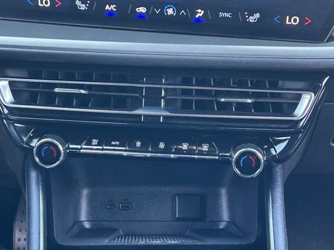 Certified 2025 Chevrolet Traverse LT FWD image 21