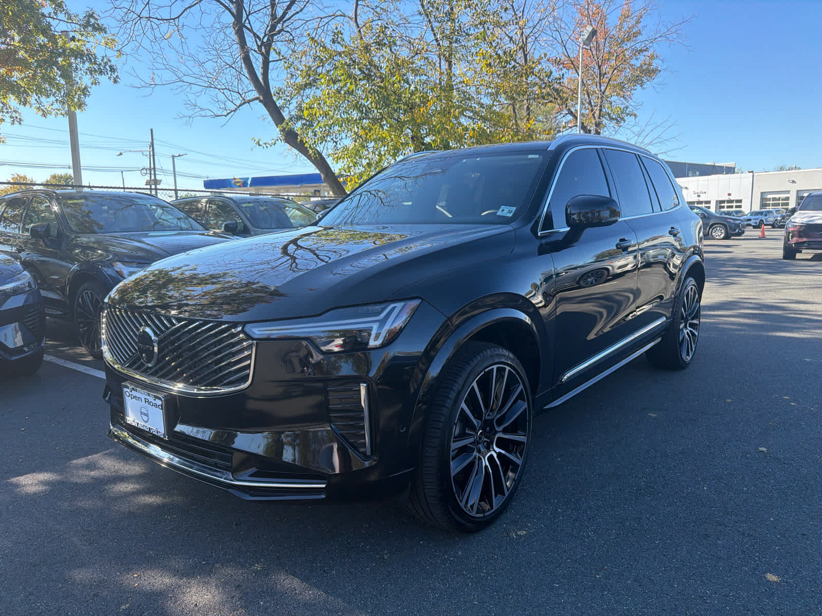 Certified 2025 Volvo XC90 B5 Plus AWD/4WD image 2