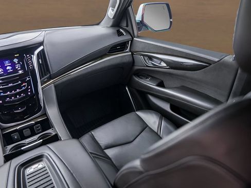 Used 2020 Cadillac Escalade Platinum image 28