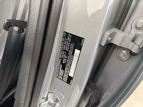 Used 2025 Volvo XC40 B5 Core image 37