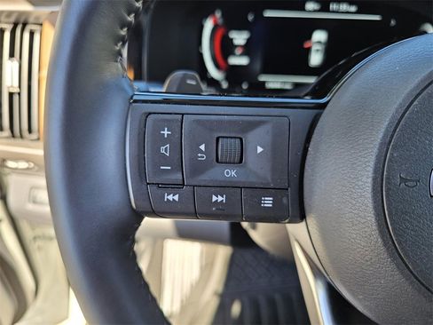 Used 2024 Nissan Pathfinder Platinum w/ Black Appearance Package image 17