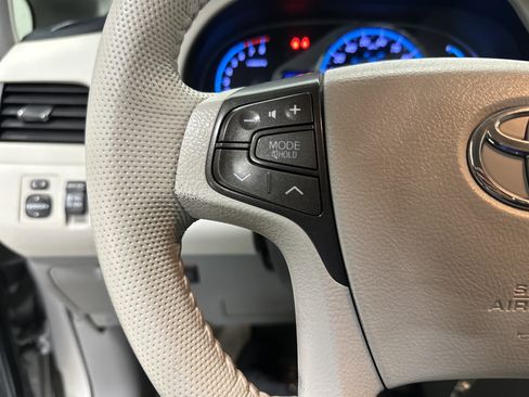 Used 2013 Toyota Sienna XLE image 19