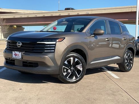 Used 2025 Nissan Kicks SV image 2