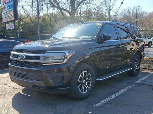 Used 2023 Ford Expedition XLT image 3