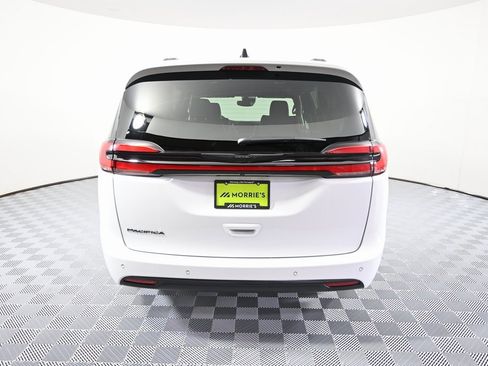 Used 2025 Chrysler Pacifica Select w/ Fav Edition Package image 5