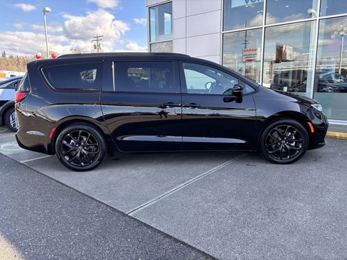 Used 2025 Chrysler Pacifica Limited FWD image 8