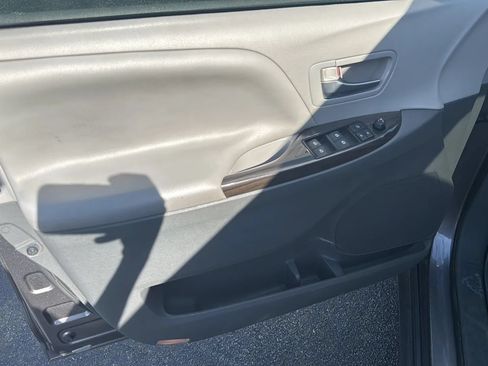 Used 2015 Toyota Sienna XLE w/ XLE Navigation Package FWD image 9