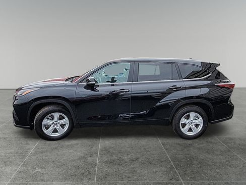 Certified 2024 Toyota Highlander LE FWD image 4