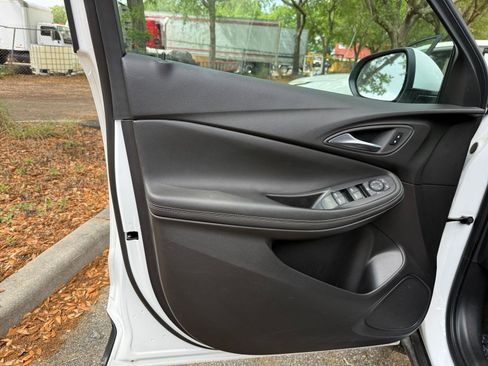 Used 2025 Buick Encore GX Preferred image 18