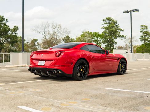 Used 2017 Ferrari California T image 11