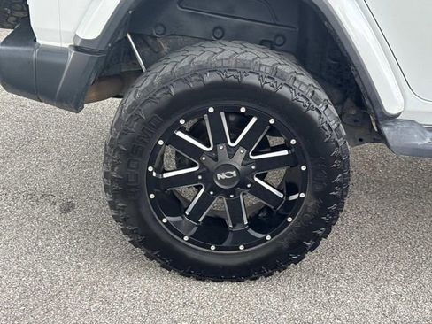 Used 2018 Jeep Wrangler Unlimited Sahara w/ Uconnect 4C Nav & Sound Group image 11