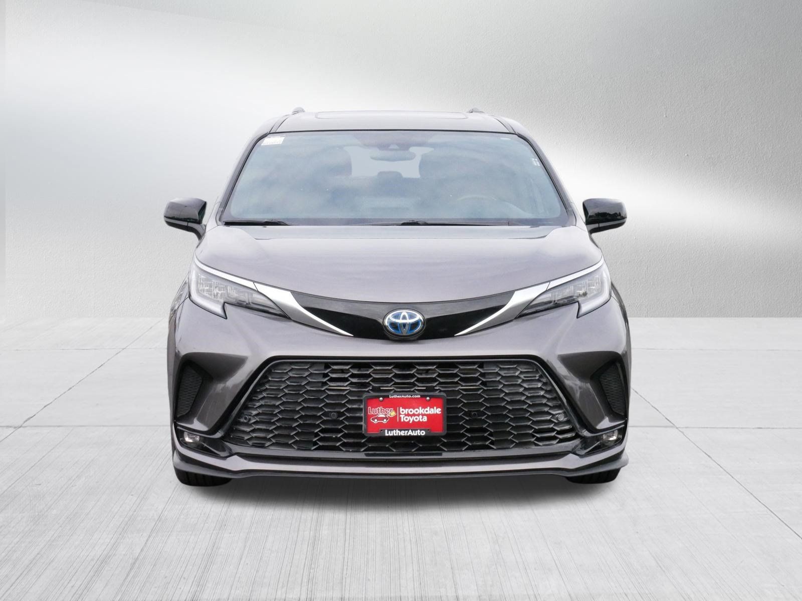 Certified 2022 Toyota Sienna XSE FWD image 2
