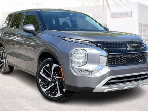 Used 2022 Mitsubishi Outlander SE image 1